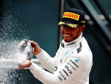 Με στρατηγική δύο αλλαγών κέρδισε ο Lewis Hamilton